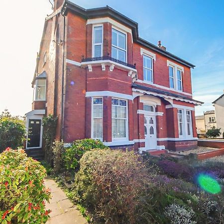 Spacious Victorian Birkdale Apartment With Garden Southport Kültér fotó